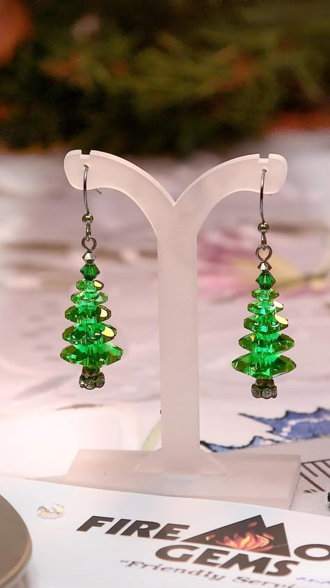 Bring a sprinkle of Christmas magic to your handcrafted jewelry creations with the unique charm of margarita beads. This popular shape is used to create the classic Christmas tree earrings. Holiday Earrings Diy, Holiday Beaded Jewelry, Handmade Jewelry Diy Bracelets, Diy Christmas Jewelry, Beaded Holiday Ornaments, Beaded Christmas Earrings, Diy Christmas Earrings, Kwanzaa Crafts, Christmas Earrings Handmade