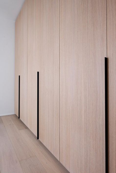 Light Oak Wardrobe, Oak Wardrobe Doors, Light Wood Closet, Oak Closet Doors, Light Brown Bedrooms, Sleeping Room Design, Floor To Ceiling Wardrobes, Piece Dressing, Closet Door Handles