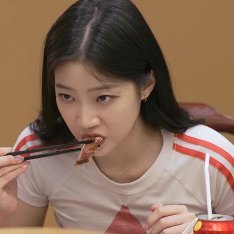 le sserafim kazuha lq eating icon Kazuha Funny Icon, Kazuha Funny, Eating Icon, Le Sserafim Kazuha, Kpop Pfp, Cute Icons, Kpop Idol, Role Models, Kpop Girls