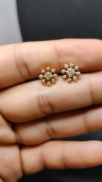 Traditional Diamond Earrings, Earings Design Gold New Model Daily Wear, Studs Earrings Gold India, Aesthetic Ear Piercing, Ear Piercing Aesthetic, Dimond Earrings, Ear Piercings Aesthetic, Gold Earrings Studs Simple, Tattoo Ear