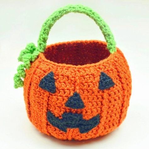 Crochet Halloween Bags Trick Or Treat, Crochet Halloween Basket, Crochet Trick Or Treat Bag, Thanksgiving Amigurumi, Halloween Treat Baskets, Trick Or Treat Basket, Baskets Crochet, Basket Crochet Pattern, Crochet Pattern Halloween