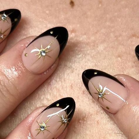 Black With Gold Stars Nails, Delicate Black Nails, Black Sequin Nails, 1920s Inspired Nails, Black Nails Gold Stars, Black And Gold Gel Nail Designs, Nail Inspo Black And Gold, Black And Gold Star Nails, Star Burst Nails