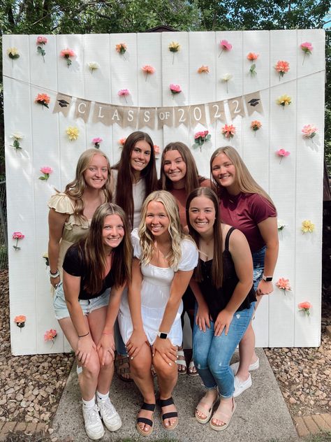 Picture Background Grad Party, Graduation Backdrop Ideas Flowers, Graduation Party Picture Backdrop Ideas, Flower Wall Graduation Party, Diy Photo Backdrop Graduation, Graduation Party Photo Wall, Photo Wall Grad Party, Grad Party Set Up, Grad Parties Decorations