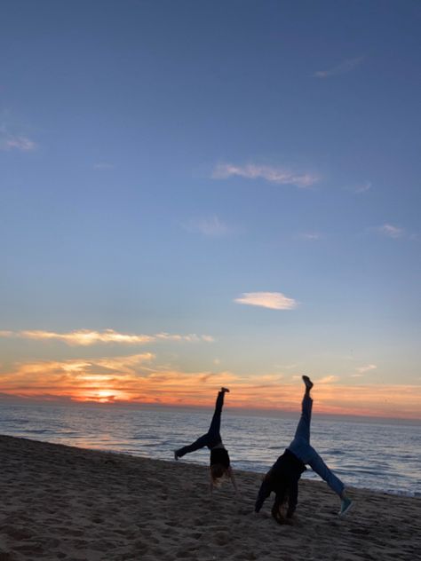 Beach Gymnastics, Gymnastics Wallpaper, Ancestral Nutrition, Sunset Beach Pictures, Florida Aesthetic, Dynamic Wallpaper, Cute Beach Pictures, Beach Gym, Best Wallpaper Hd