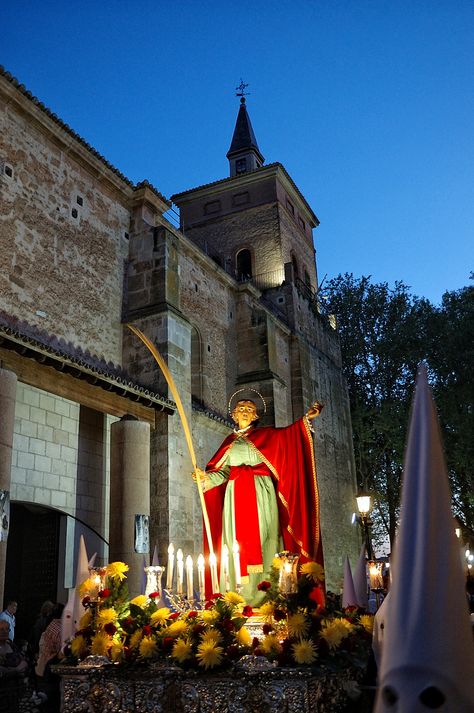 Fotografía de Andrés Chacón Funes. San Juan con la  Iglesia San Juan Bautista. Jueves Santo.-Argamasilla de Alba- Realizada con cámara Art