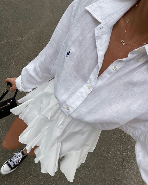 Street Style Comfy, Casual School Outfit, Outfit Basics, Basics Outfit, Cool Girl Outfit, Style Capsule Wardrobe, Outfit Casual Chic, White Skirt Outfits, Style Capsule