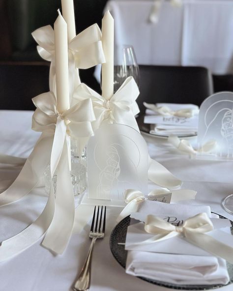 • LUXX EVENTS • It’s all in the details when it comes to creating the perfect table setting 🤩 Swipe to see all the details including the … | Instagram Bridal Dinner Table, Dinner Table Decor Wedding, Pearl Wedding Decorations Receptions, Wedding Ideas Pearls, All White Table Setting Wedding, Bows On Candles, White Decor For Wedding, All White Wedding Theme, Mr Mrs Table Wedding Decor