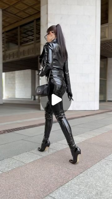 Latex Outfit Street Style, Black Latex Outfit, Tight Skirt Outfit, Tough Woman, High Heel Stiefel, Leather Thigh High Boots, Leather Outfit, Thigh High Boots, Thigh Highs