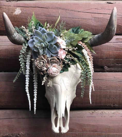 Cow Skull Flower Arrangements, Cow Skull With Succulents, How To Decorate Deer Skull, Deer Skull Flower Arrangements, Flower Cow Skull, Cow Skull Succulent Planter, Diy Animal Skull Decor, Western Skull Decor, Cow Skull Centerpiece