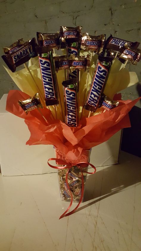 Made a Snickers candy bouquet for a friend Snicker Candy Bouquet, Snicker Candy Gift Ideas, Snickers Bouquet Diy, Snickers Candy Gift Ideas, Snickers Bouquet, Reese Bouquet Diy, Reese’s Bouquet, Reese’s Candy Bouquet, Candy Bar Bouquet Glass Vase