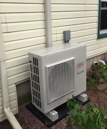 Hvac Diy, Ductless Heating And Cooling, Ductless Ac, Ductless Heat Pump, Diy Air Conditioner, Electric Baseboard Heaters, Accessible Bathroom Design, Air Exchanger, Ductless Air Conditioner