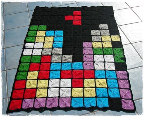 Solid Granny squares for a tetris blanket Tetris Crochet, Tetris Blanket, Funny Crochet, Crochet Blanket Pattern, Crochet Humor, Pixel Crochet, Crochet Fall, Crochet For Home, Crochet Granny