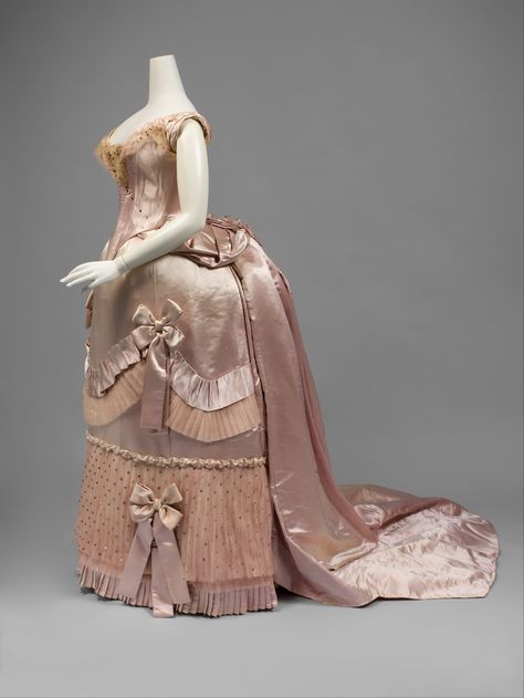 Bustle Evening Dress: the evening dress of the Bustle Period had the same silhouette with the voluminous back but they were more decorative. They sleeves covered only the shoulders, unless you were conservative and preferred longer sleeves. House Of Worth, 1880s Fashion, 1800s Fashion, Bustle Dress, Court Dresses, 19th Century Fashion, Old Dresses, Victorian Clothing, Antique Dress