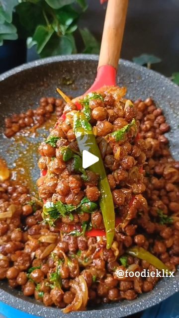 FoodieKlix 🧿 on Instagram: "Kala Chana Chaat / Chakhna Aap bhi try kijiye, chaat, chakhna ya sabji ki tarah khayieah  Save and try this later🥰 ✳️❇️➖Follow➖❇️✳️  @foodieklix ☑️Use #foodieklix to get featured  Ingredients:-  3-4 Tbsp Oil ½ Inch Dal Chini 1 Big Onion 1 Tsp Ginger Garlic paste 1.5 Cup Boiled Chana 1 Tsp Jeera powder ½ Tsp Chat Masala ½ Tsp Black pepper powder Salt 1 Tsp Red Chilli powder 1 Tsp Coriander powder ½ Tsp Turmeric 3-4 Green Chillies 1 Glass water Fresh Coriander Lemon Juice  #easyrecipeideas #easyrecipes #quickrecipes #recipevideo #recipecreator #viralreels #viralvideo #trending #trendingvideo #trendingrecipes #explorepage #kalachana #kalachanachaat #chanachaat #chakhna #cookingvideos #kalachanasabji #uniquefood #homemade #foodbloggers #mumbaifoodbloggers" Black Chana Chaat, Black Chana Recipe Indian, Chana Chat, Chana Recipe Indian Foods, Kala Chana Recipe, Chana Masala Recipe, Black Chana Recipe, Chana Chaat Recipe, Chana Recipe