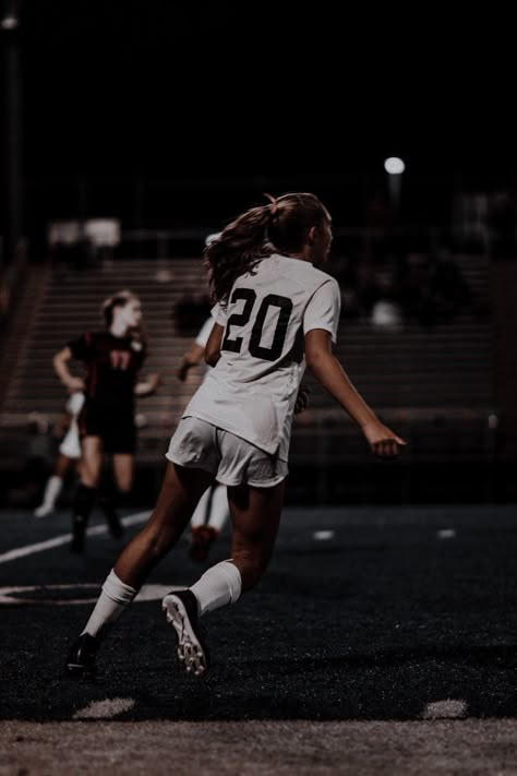 Girls Playing Football, Girl Playing Soccer, Soccer Poses, Soccer Hair, Futsal Football, Soccer Photography, Girls Football, Soccer Inspiration, Playing Soccer