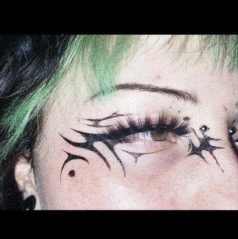 Evil Eyeliner Looks, Succubus Eyeliner, Y2k Graphic Eyeliner, Gothic Graphic Eyeliner, Goth Eyeliner Hooded Eyes, Cybersigilism Makeup, Simple Goth Eyeliner, Alternative Makeup Ideas, Goth Liner