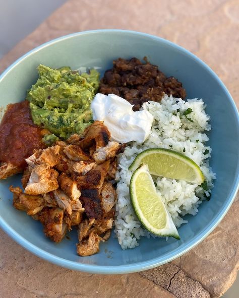 I made these budget friendly Chipotle Bowls over the weekend and it was the meal that kept on giving. It took about 30-40 minutes of actual cooking, but made a few days worth of leftovers for the three of us. We made Chipotle Bowls, nachos, burritos and quesadillas with the leftovers! The chicken, guacamole and rice were pretty close to Chipotle flavors but cost a fraction of the price to make! I used a food processor to chop everything and it made the recipe 10x easier. Chipotle Chicken (s... Chipotle Quesadilla, Homemade Chipotle Bowl, Chipotle Bowl Recipe, Nacho Bowl, Chipotle Bowls, Chicken Guacamole, Chipotle Bowl, Homemade Chipotle, Dream Food