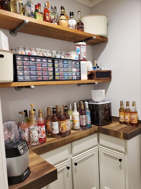 Drink Syrup Station, Shop Hangout Ideas, Water Station Ideas Home, Home Drink Station, Drink Station Ideas Kitchens, Water Bar Ideas, Drink Bar Ideas Home, Drink Station Home, Drink Organization