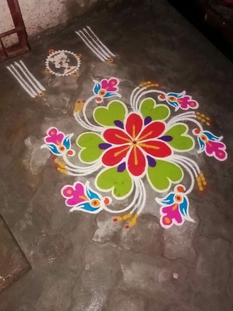 Modern Rangoli, Rangoli Designs Videos, Simple Rangoli Designs, Very Easy Rangoli Designs, Rangoli Designs Photos, Rangoli Side Designs, Simple Flower Design, Rangoli Designs Latest, Simple Rangoli Designs Images