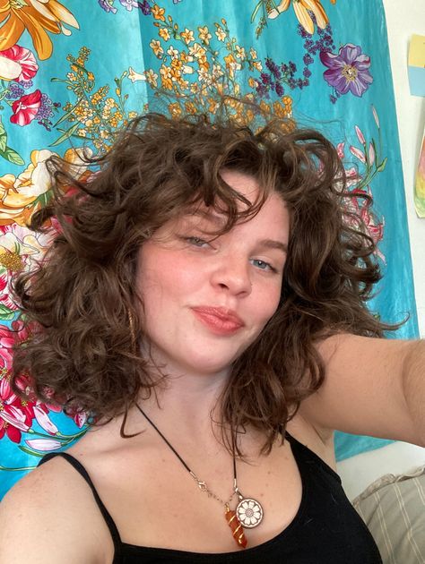 Long Curly Hair To Short, Short Curly Haircuts White Women, Hair Inspo For Short Curly Hair, Hippi Haircut, Short Curly Hairstyles Blonde, Curly Shag Haircut Medium No Bangs, Curly Layered Short Hair, Short Curly Haircuts No Bangs, Short Curly Haircuts Layers