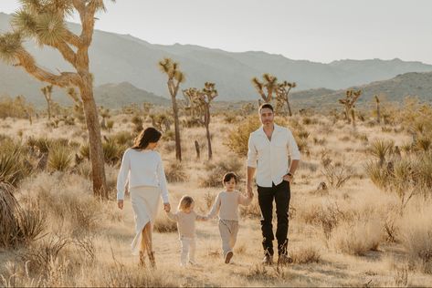 Dessert Family Photo Shoot, Desert Family Photos Outfits, Joshua Tree Family Photos, Joshua Tree Family Photoshoot, Joshua Tree Photoshoot Ideas, Joshua Tree Outfit Ideas, Joshua Tree Photoshoot Family, Joshua Tree Maternity Shoot, Joshua Tree National Park Engagement Pictures