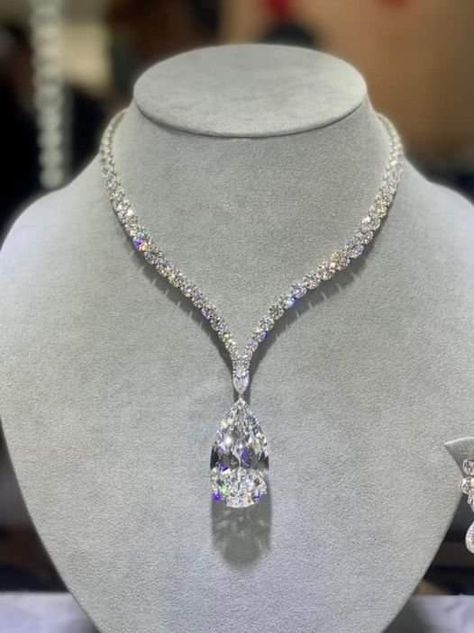 Pink Diamonds Aesthetic, Royal Wedding Jewelry, Luxury Jewelry Diamond, Most Expensive Jewelry, قلادات متدلية, Inexpensive Jewelry, Queen Jewelry, Expensive Jewelry Luxury, Solitaire Necklace