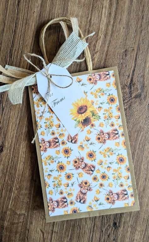 Highland Cow Gift Bag, Cow Gift Bag, Cute Gift Bag, Farm Gift Bag, Sunflower Cows, Single Gift Bag, Baby Shower Gift Bag - Etsy Highland Cow Gifts, Sunflower Baby Shower, Baby Shower Gift Bags, Cute Highland Cow, Farm Gifts, Cow Gifts, Wrapping Party, Party Gift Bags, Small Bows