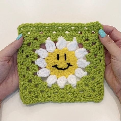 Clover Granny Square Pattern, Crochet Written Patterns, Smiley Face Crochet, Crochet Smiley Face, Daisy Granny Square, Mini Christmas Stockings, Cute Smiley Face, Granny Square Crochet Patterns Free, Animal Crochet