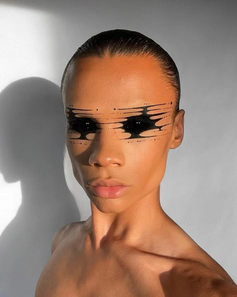 Glitch Makeup Looks, Black White Halloween Makeup, Creative Fantasy Makeup, Glitch Makeup, Paranormal Cirque, Halloween Inspired Makeup, Alternative Drag, Black Eyeshadow Makeup, Line Makeup