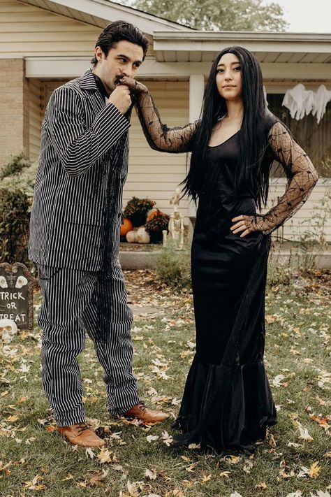 The best Halloween costumes for couples that will totally steal the show! Goofy Couples Costumes, Halloween Casal, Best Halloween Costumes For Couples, Goofy Couples, Iconic Couples, Halloween Costumes Plus Size, Funny Couple Costumes, Costumes For Couples, Unique Couple Halloween Costumes