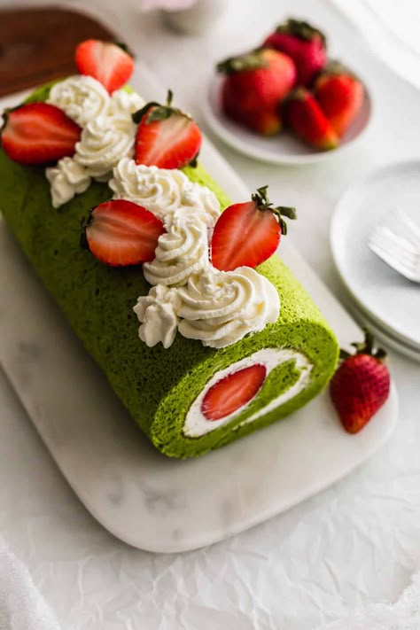 Matcha Swiss Roll, Matcha Roll Cake, Mint Juice, Swiss Roll Cakes, Strawberry Roll Cake, Swiss Cake, Cream And Strawberries, Yogurt Drink, Green Tea Cake