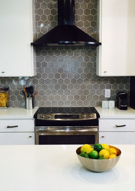 a grey hex tile kitchen backsplash with white grout adds color to the space and make it catchier Grey Hexagon Backsplash, Hex Tiles Kitchen, Bumblebee House, Grey Kitchen Backsplash, Hexagon Tile Backsplash Kitchen, Grey Subway Tile Kitchen, Hex Tile Backsplash, Hexagon Tile Kitchen, Gray Kitchen Backsplash