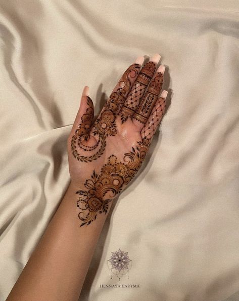 by @hennaya_karyma Front Hand Design, Heavy Mehndi Designs, Simple Henna Designs Hand, Palm Henna Designs, Short Mehndi Design, Palm Henna, Henna Flower, Cute Henna Designs, Full Mehndi