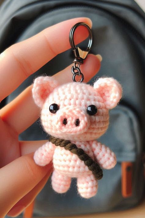 Crochet a cute pig keychain with this easy amigurumi pattern. Perfect for beginners and ideal for gifting! Crochet Key Rings Free Pattern, Crochet Pig Keychain, Pig Crochet Pattern Free, Crochet Keychain Free Pattern, Crochet Pig Pattern, Pig Crochet, Stuffed Crochet, Stuff Toy, Keychain Amigurumi