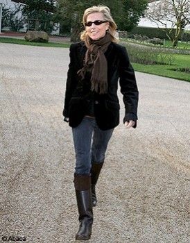 Claire Chazal Style, Black Velvet Coat, Tall Black Boots, Slim Leg Jeans, Parisian Chic Style, Fall Chic, Winter Attire, What To Wear Today, Winter Capsule Wardrobe