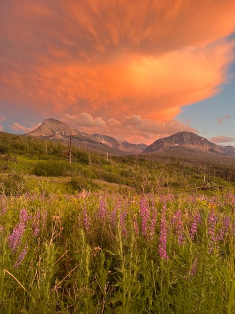 #sunset #summer #mountain #granola #mountains #glaciernationalpark #summeraesthetic #travel #vacation #roadtrip #views Pretty Mountain View, Sunrise On Mountains, Sunset Hike Aesthetic, Utah Sunset Aesthetic, Pretty Mountains Aesthetic, Sunrise Pictures Mountains, Sunrise Mountain Aesthetic, Summer Aesthetic Mountains, Sunset Mountain Aesthetic