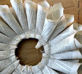 Vintage, Paint and more... Book Page Wreath Tutorial Rolled Paper Wreath, Paper Wreath Tutorial, Paper Wreath Diy, Book Wreath, Sheet Music Crafts, Book Page Wreath, Old Book Crafts, Music Crafts, Book Page Crafts