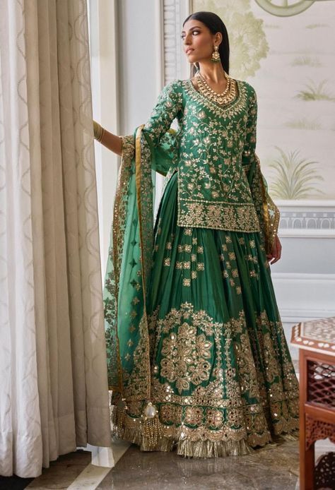 Banaras Sharara Designs, Mehendi Sharara Outfits, Heavy Sharara Suits For Wedding, Sagan Dress, Jamawar Gharara, Garara Design, Garara Designs, Mehndi Dress For Bride, Suit Stitching