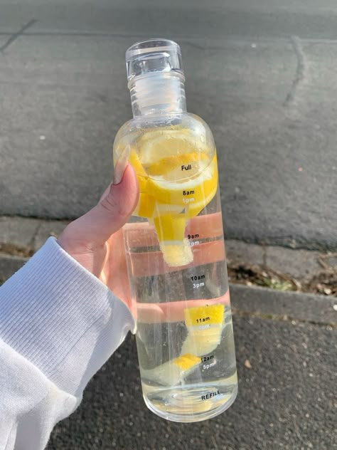 Lemon Water🤌 Vitamins For Clear Skin, 2025 Goals, Healthy Water Drinks, Fruit Diet, Aesthetic London, Healthy Food Menu, Lemon Drink, Smoothie Drink Recipes, Healthy Food Inspiration