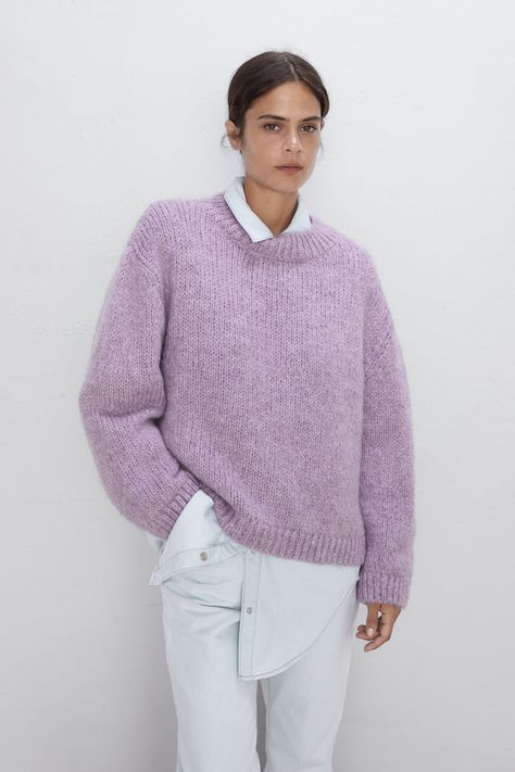 #fashion#style#vogue#streetstyle#outfits#outfit#ootd#ootdfashion Winter Pullover Outfits, Code Clothing, Winter Mode Outfits, Winter Sweater Outfits, Lavender Sweater, Pullovers Outfit, Oversize Pullover, Pullover Outfit, Basic Sweaters