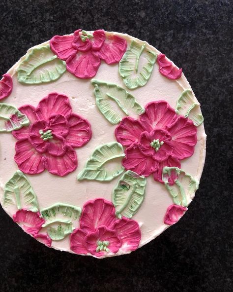 Summer Cakes Design, Buttercream Hawaiian Flowers, Hibiscus Flower Cake Decoration, Summer Cake Birthday, Hibiscus Cake Decoration, Hawaiian Birthday Cake Simple, Hibiscus Birthday Cake, Piped Flower Cake, Tropical Flower Cake