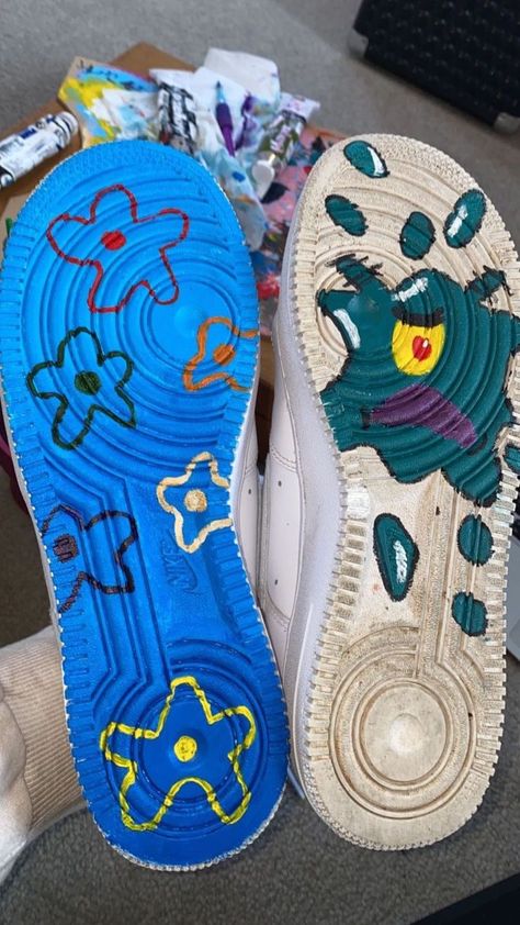 Bottom Of Shoes Painted, Easy Sneaker Painting, Painted Crocs Ideas, Croc Painting Ideas, Customised Trainers, Spongebob Shoes, Shoe Art Ideas, Drawing On Shoes, Shoe Painting