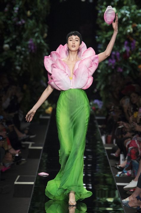 Moschino | Ready-to-Wear - Spring 2018 | Look 35 Floral Runway Fashion, Nature Inspired Outfits Fashion, Floral Fashion Photography, Clothes Made Of Flowers, Nature Haute Couture, Moschino Spring 2018, Flower Avant Garde Fashion, Flower Inspired Fashion Design, Flower Haute Couture