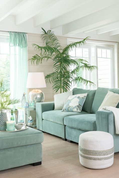 Turquoise Living Room Decor, Living Room Turquoise, Modern Coastal Decor, Coastal Living Rooms, Home Design Living Room, Living Room Green, Wallpaper Living Room, Living Design, Sofa Design