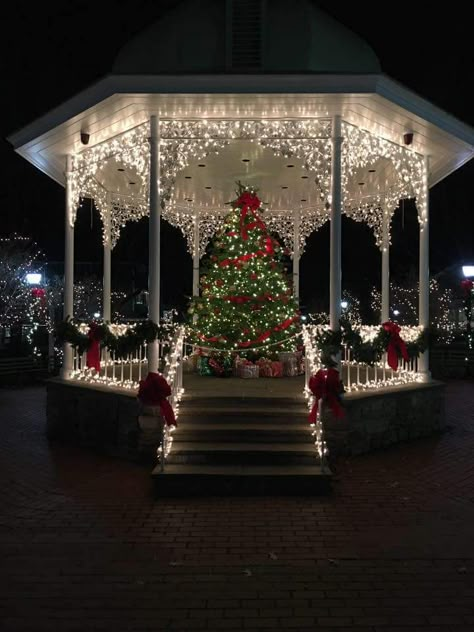 Town Square Christmas Tree, Christmas Wedding Pictures, Christmas Gazebo, Auntie Claus, Beautiful Gazebo, Gazebo Decor, Ligonier Pa, Outdoor Christmas Decoration Ideas, Outdoor Decoration Ideas