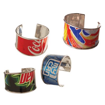 http://2.bp.blogspot.com/_Hf7_jTzhKgQ/Sg9mrrnuDhI/AAAAAAAACFU/vDlYQPlpcRg/s400/2cBracelets.gif Soda Can Bracelet, Girls Camp Crafts, Soda Can Crafts, Hantverk Diy, Pop Cans, Recycled Jewelry, Bracelet Diy, Camping Crafts, Can Crafts