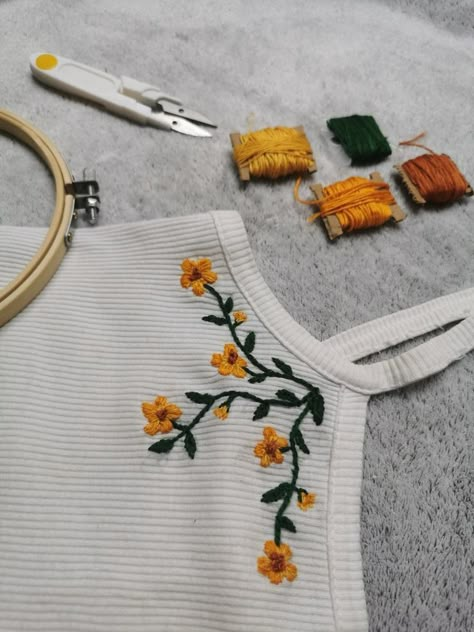 Diy Sy, Clothes Embroidery Diy, Pola Sulam, Embroidery On Clothes, Cute Embroidery, Simple Embroidery, Sewing Embroidery Designs, 자수 디자인, Hand Embroidery Art