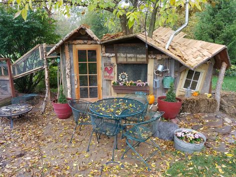 Disney style coop. Harry Potter coop. Unique chicken coop Urban chicken coop. Urban Chicken Coop, Chicken Enclosure, Urban Chicken Farming, Chicken Fence, Chicken Home, Poultry House, Chicken Pen, Urban Chickens, Best Chicken Coop