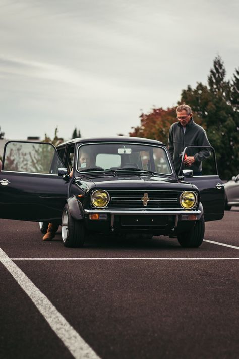 Old Mini Cooper, Mini Grill, Car Scene, Mini Cooper Classic, Ford Capri, Old School Cars, Mini Clubman, Cars And Coffee, Open Door