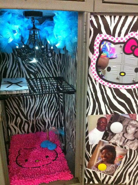 Decorated School Lockers, Locker Essentials, School Locker Organization, Locker Wallpaper, School Locker Decorations, Middle School Lockers, Locker Ideas, Locker Organization, Locker Designs